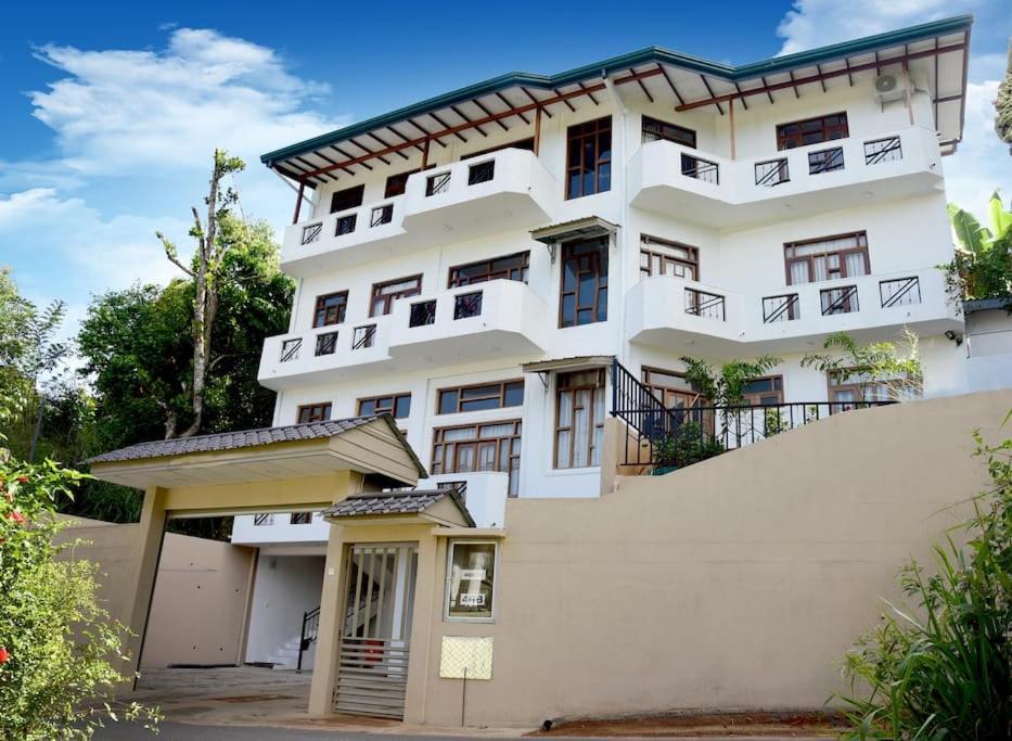 Saru Holiday Apartment - Upto 6 Guests Kandy Esterno foto